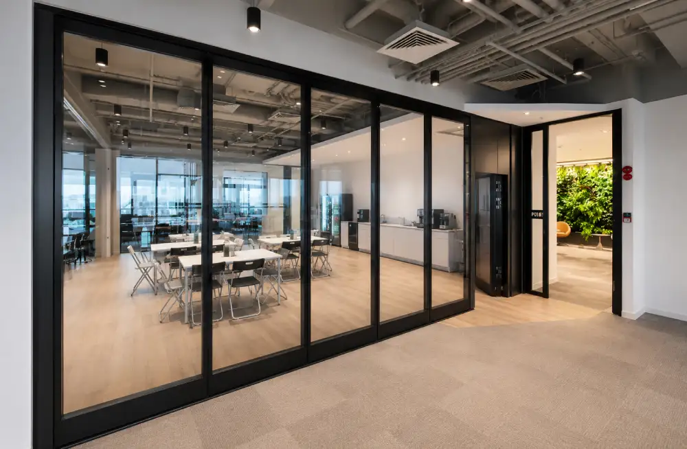 Tabique móvil automatizado E-motion acristalado en oficina